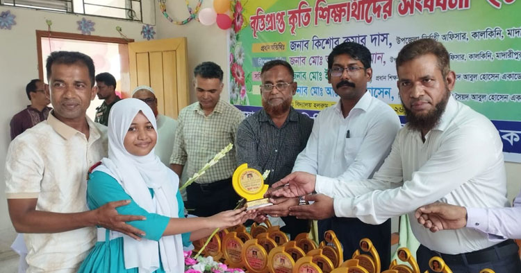 কালকিনিতে বৃত্তিপ্রাপ্ত কৃতি শিক্ষার্থীদের সংবর্ধনা প্রদান