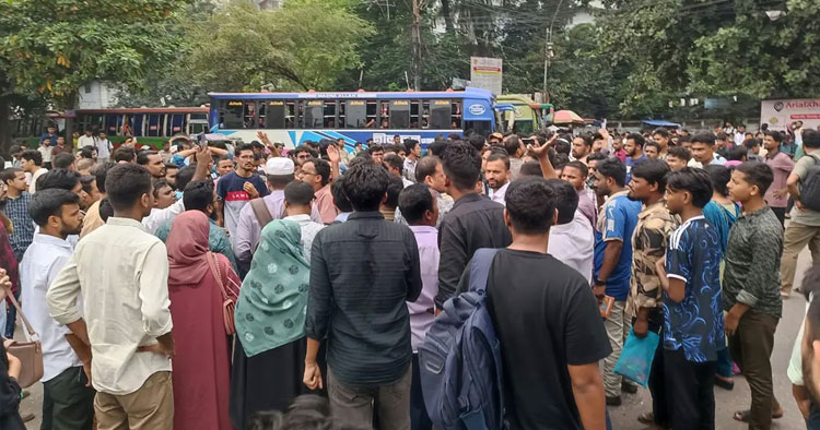 প্রশ্নফাঁসের অভিযোগে পরীক্ষা স্থগিত, নীলক্ষেতে সড়ক অবরোধ