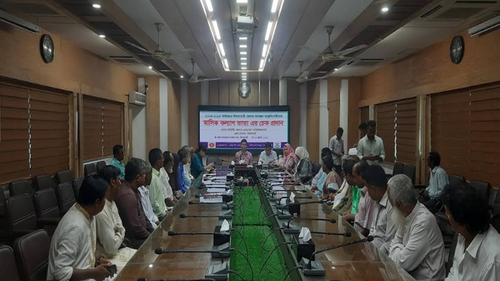নীলফামারীতে অস্বচ্ছল সংস্কৃতিসেবী মধ্যে টাকার চেক বিতরণ।