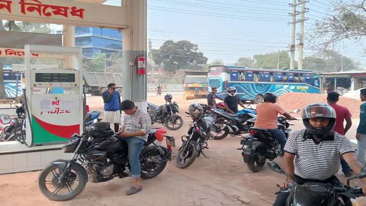 সাভার-আশুলিয়ায় তেলের তীব্র সংকট, লম্বা লাইনে চালকরা