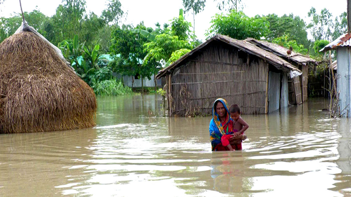 নোয়াখালীতে পানি নামছে ধীর গতিতে, অন্যদিকে কয়েক গ্রামে বেড়েছে