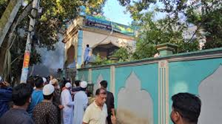 নুরু পাগলার মাজারে হামলা: মসজিদের ইমামসহ গ্রেফতার ১৮