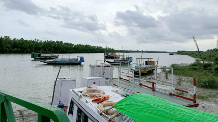 পর্যটকশুন্য সুন্দরবনে হতাশ ট্রলার শ্রমিকরা