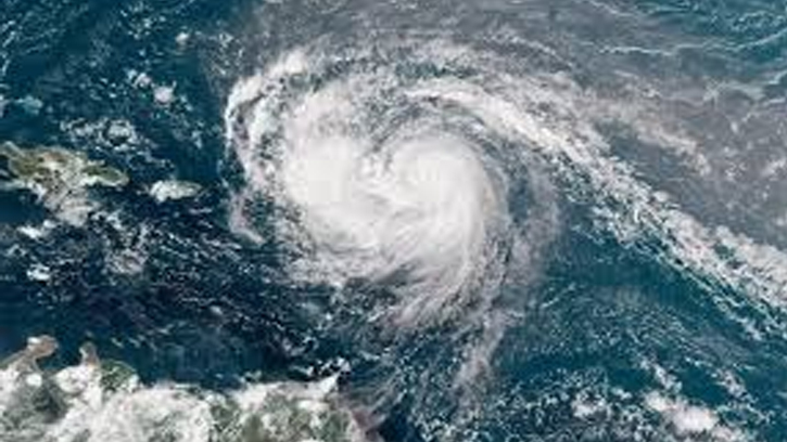 ঘণ্টায় ২৬০ কিলোমিটার বেগে ধেয়ে আসছে হ্যারিকেন অ্যারিন