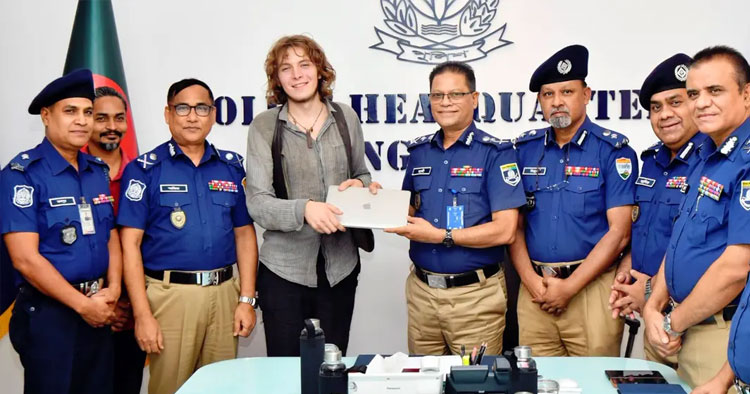 জার্মান পর্যটকের চুরি হওয়া ম্যাকবুক উদ্ধার, দুই পুলিশ কর্মকর্তা পুরস্কৃত