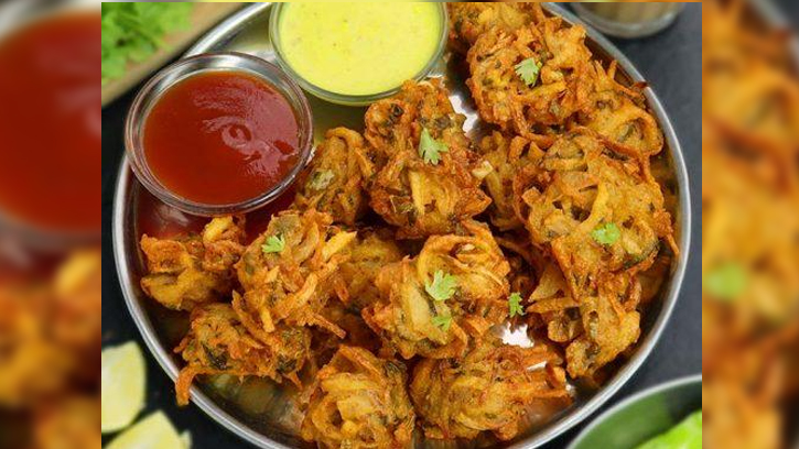 বৃষ্টির দিনে বিকেলের নাস্তায় আলুর লাচ্ছা পকোড়া