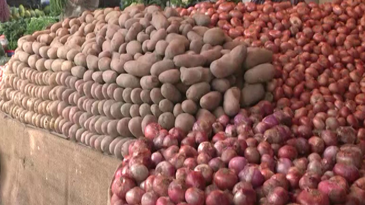 আলু-পেঁয়াজ সস্তা হলেও সবজিতে আগুন