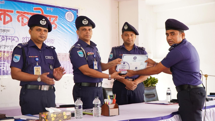 নরসিংদীতে জেলার শ্রেষ্ঠ এসআই ইউসুফ আহমেদ 