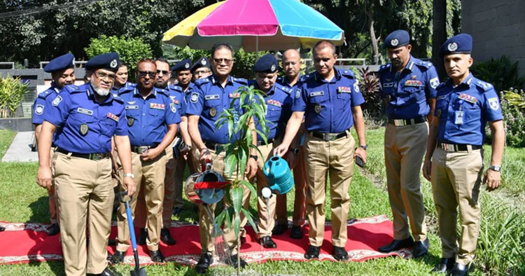 পুলিশ সদর দপ্তরে গাছের চারা রোপণ করে বৃক্ষরোপণ কর্মসূচির উদ্বোধন আইজিপির