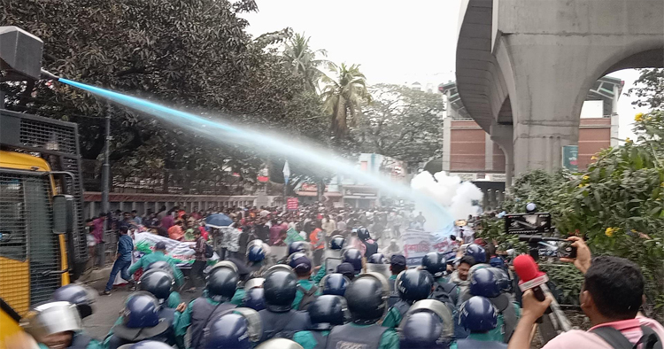 পুলিশের সাউন্ড গ্রেনেড-জলকামানে পণ্ড