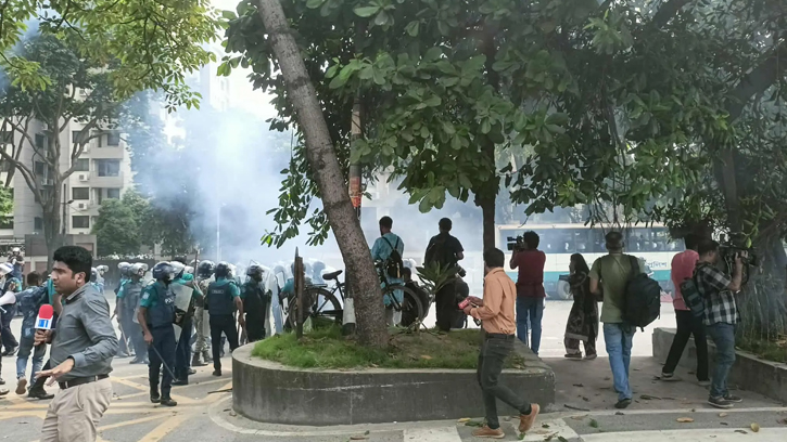 পুলিশের সঙ্গে জুলাই যোদ্ধাদের ধাওয়া-পাল্টা ধাওয়া, গাড়ি ভাঙচুর ও আগুন