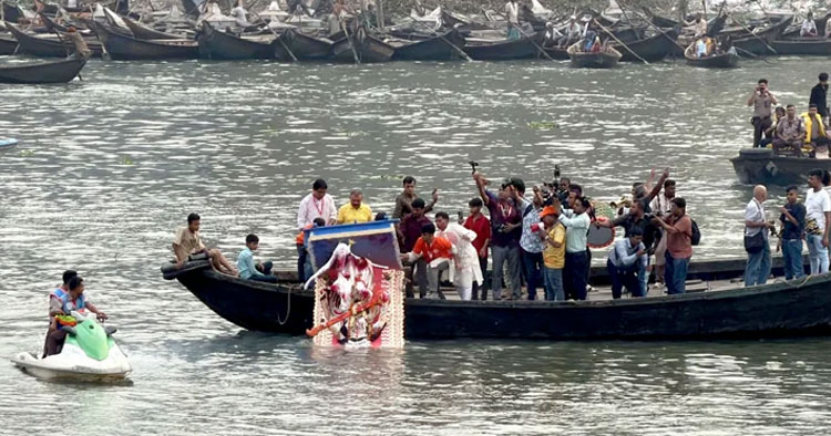 ঢাকায় ৩৩ স্থানে প্রতিমা বিসর্জন, নিরাপত্তায় ১৬ হাজারের বেশি পুলিশ