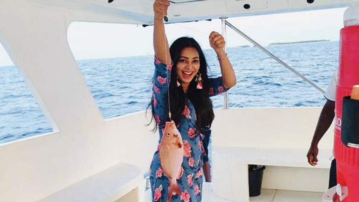 প্রভার ছুটি কাটছে মাছ ধরার আনন্দে