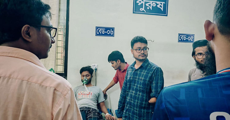 রাবির হলে ঘুমন্ত শিক্ষার্থীকে বিষধর সাপের কামড়