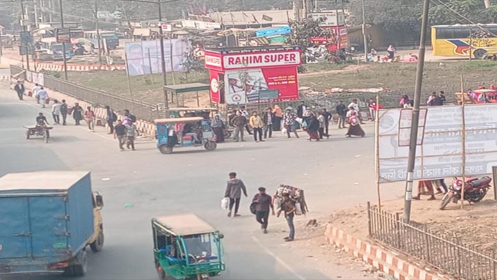 সাভারে পরিবহন সংকটে ঘরমুখো মানুষের দুর্ভোগের পাহাড়