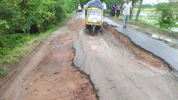 মনিরামপুর-নওয়াপাড়া সড়কের বেহাল দশা