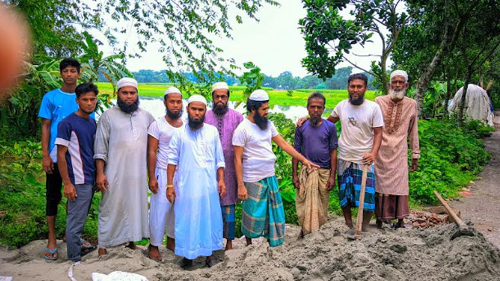 কটিয়াদীতে স্বেচ্ছাশ্রমে রাস্তা মেরামতে ইসলামী আন্দোলনের কর্মীরা 