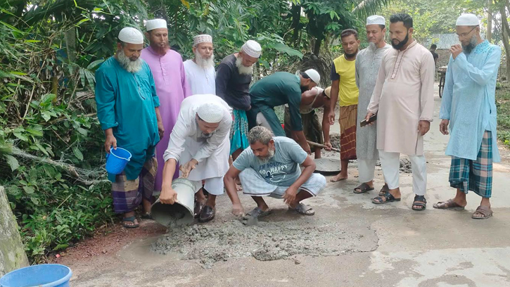 পটুয়াখালীতে কালভার্ট ও রাস্তা সংস্কার করলেন জামায়াতে নেতাকর্মীরা