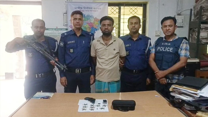 লক্ষ্মীপুরে বিদেশি রিভলবার ও ৪৬ রাউন্ড গুলিসহ সন্ত্রাসী গ্রেফতার