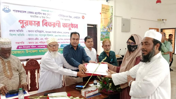 মোরেলগঞ্জে কৃতি শিক্ষার্থীকে সম্মাননা ও শিক্ষাবৃত্তি প্রদান   