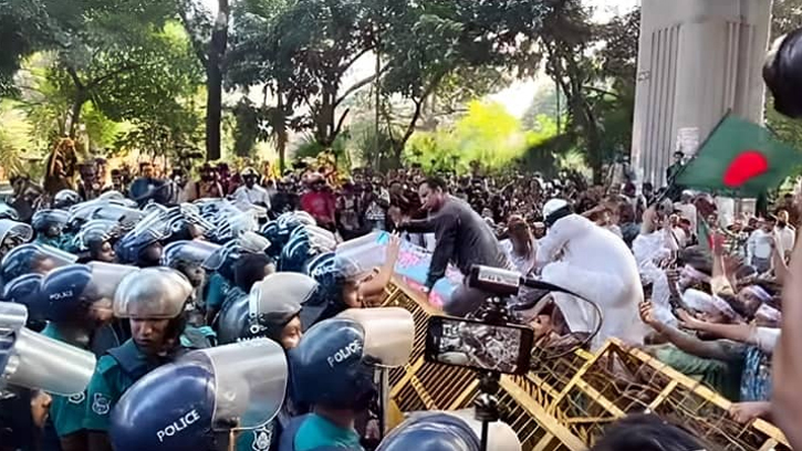 শাহবাগে কর্মবিরতির পথে শিক্ষকদের পথরোধ করেছে পুলিশ