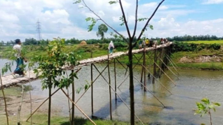 সাঁকোই ভরসা ২৫ হাজার মানুষের, সেতুর আশায় অপেক্ষা
