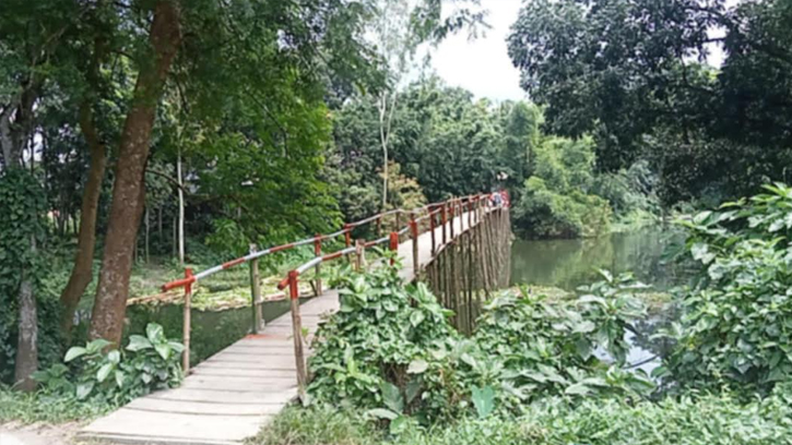 দশ হাজার মানুষের ভরসা এখনো কাঠের সাঁকো