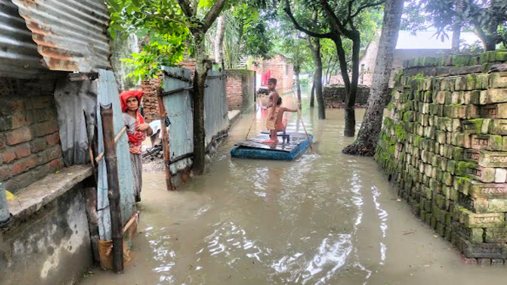 টানা বৃষ্টিতে সাতক্ষীরায় শিক্ষাঙ্গনে জলাবদ্ধতা: চরম ভোগান্তিতে শিক্ষার্থীরা