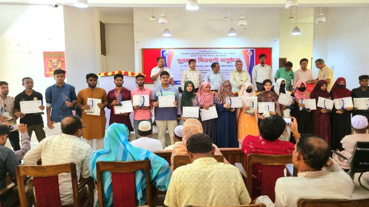 ফুলবাড়ীতে এসইডিপি প্রকল্পে মেধাবী শিক্ষার্থীদের সম্মাননা প্রদান
