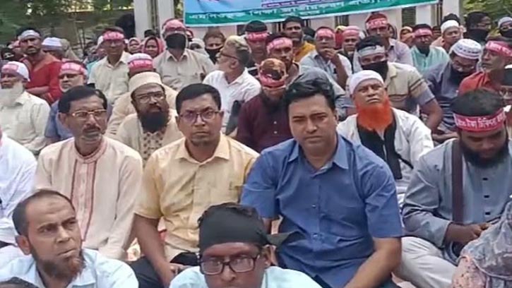 শহীদ মিনারে অবস্থান কর্মসূচিতে এমপিওভুক্ত শিক্ষক-কর্মচারীরা