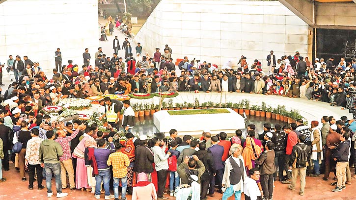 পঞ্চম দিনেও খালেদা জিয়ার সমাধি ঘিরে মানুষের ভিড়