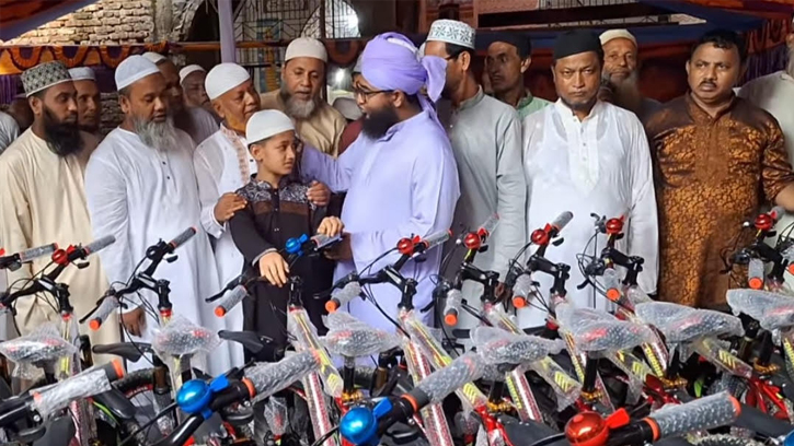 টানা ৪০ দিন জামাতে নামাজ পড়ে বাইসাইকেল পেল শিশু-কিশোররা
