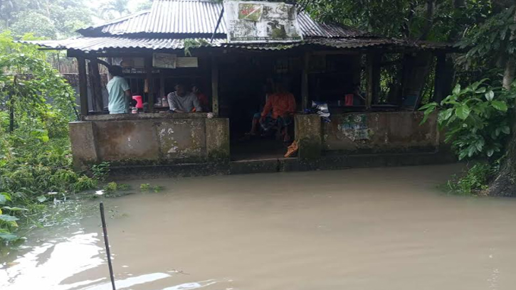 টানা বৃষ্টিতে জলাবদ্ধ সন্দ্বীপ, ডুবে গেছে বাড়ি-ঘর ও রাস্তা