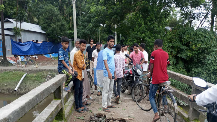 সন্দ্বীপ পৌরসভায় তেগবাজ ব্রিজ ভেঙে যান চলাচলে বিঘ্ন