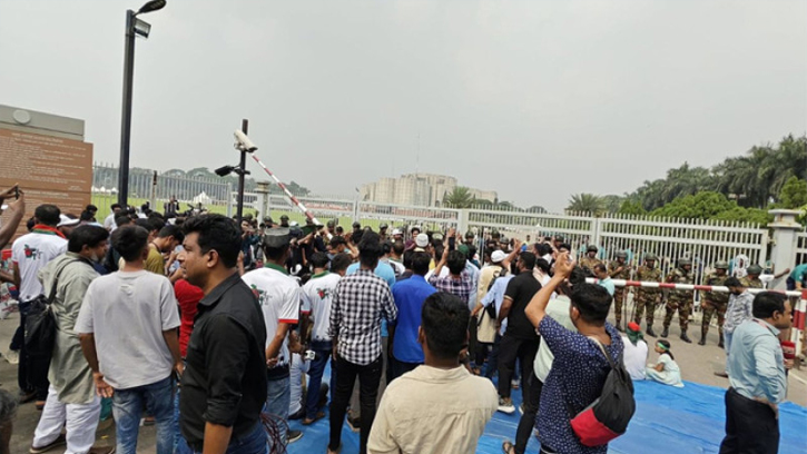 দক্ষিণ প্লাজায় জুলাই যোদ্ধাদের অবস্থান