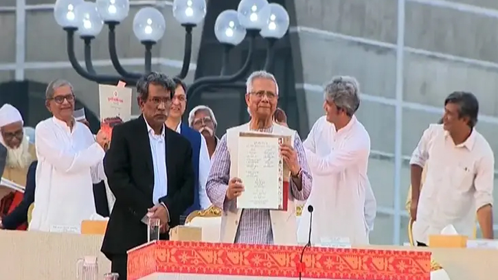 জুলাই সনদ স্বাক্ষর করলেন প্রধান উপদেষ্টা ও রাজনৈতিক নেতারা