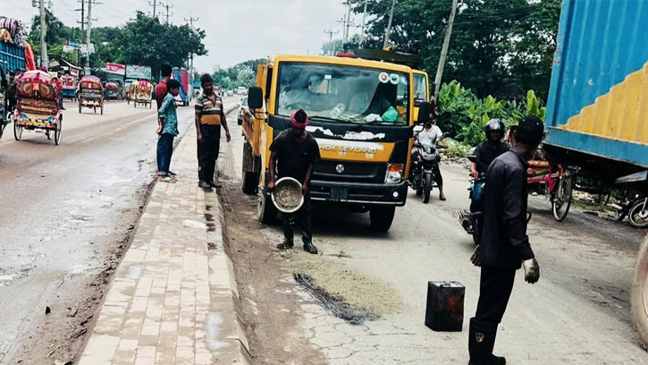 নরসিংদীতে সংস্কারের নামে ভাঁওতাবাজি: দুর্ভোগে পথচারীরা