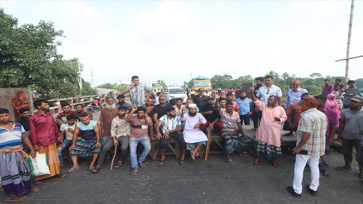 ফরিদপুরে দ্বিতীয় দিনের মতো অবরোধ, মহাসড়কে যান চলাচল বন্ধ
