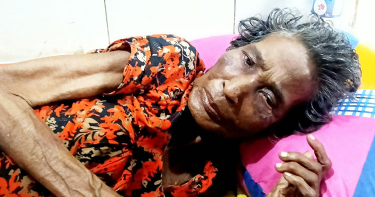 সন্তান আছে, তবুও পাশে নেই কেউ, সদর  হাসপাতালে অসহায় ৭০ বছরের ‘ফুলি’