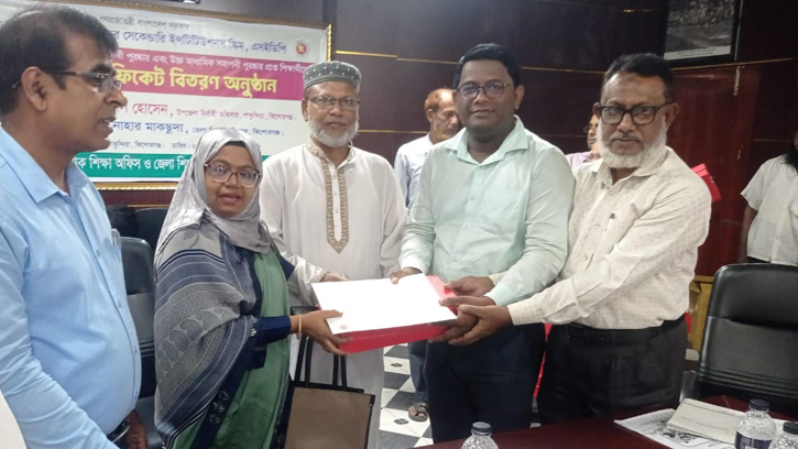 পাকুন্দিয়ায় শ্রেষ্ঠ শিক্ষার্থীদের মাঝে ক্রেস্ট ও সার্টিফিকেট বিতরণ
