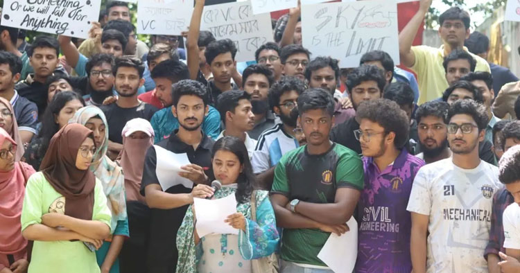 চুয়েটে উপাচার্য পুনর্বহালের দাবিতে তৃতীয় দিনের শাটডাউন