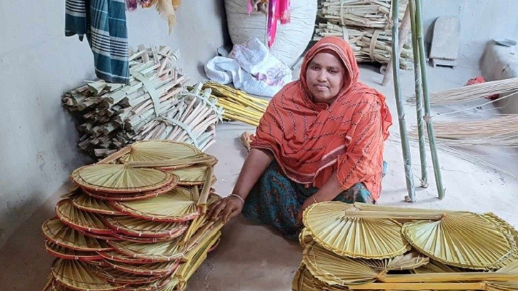 কালের বিবর্তনে হারিয়ে যাচ্ছে তাল পাতার পাখা