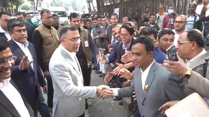 গুলশানে রাস্তায় দাঁড়িয়ে শিক্ষকদের কথা শুনলেন তারেক রহমান