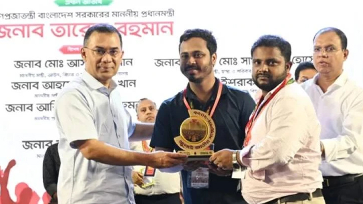 জুলাই জাতীয় সম্মেলনে স্মৃতি স্মারক বিতরণ করলেন প্রধানমন্ত্রী