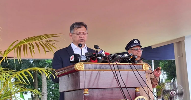 পেশাদারিত্ব ও মানবিক আচরণে ‘জনগণের পুলিশ’ হতে হবে: স্বরাষ্ট্রমন্ত্রী
