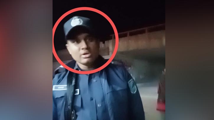 নরসিংদীতে জনরোষে ওসি অপারেশন, সাংবাদিককে গুলির হুমকি 