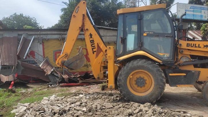 ভালুকায় মহাসড়কের পাশ থেকে ভাসমান দোকান উচ্ছেদ