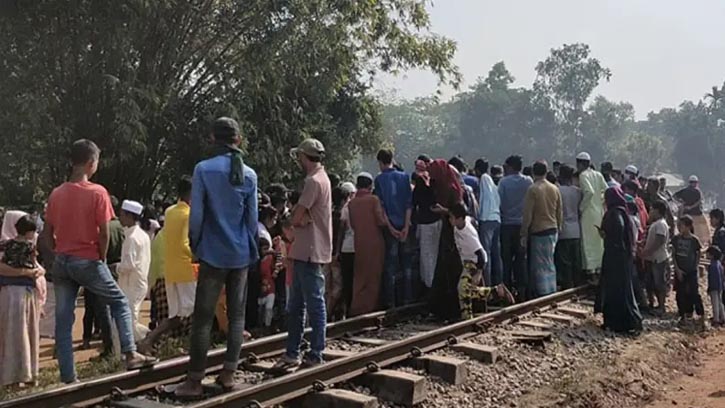 ট্রেনের নিচে ঝাঁপ দিয়ে দুই সন্তানসহ মায়ের আত্মহত্যা