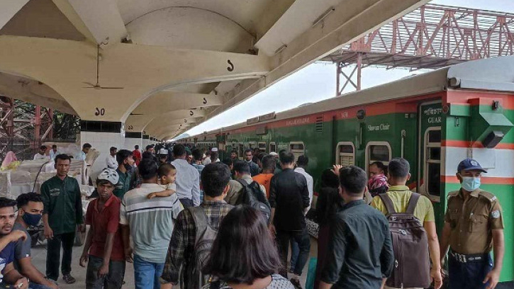 ঈদযাত্রায় ঘরমুখো মানুষের ঢল, তীব্র গরমে দুর্ভোগ