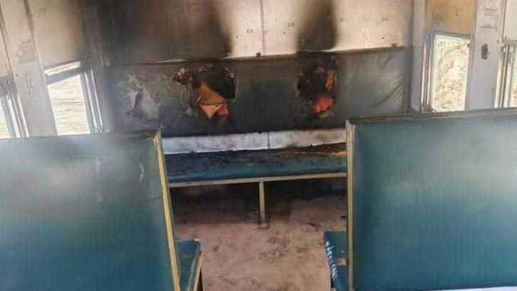 জারিয়া লোকাল ট্রেনে দুর্বৃত্তদের আগুন